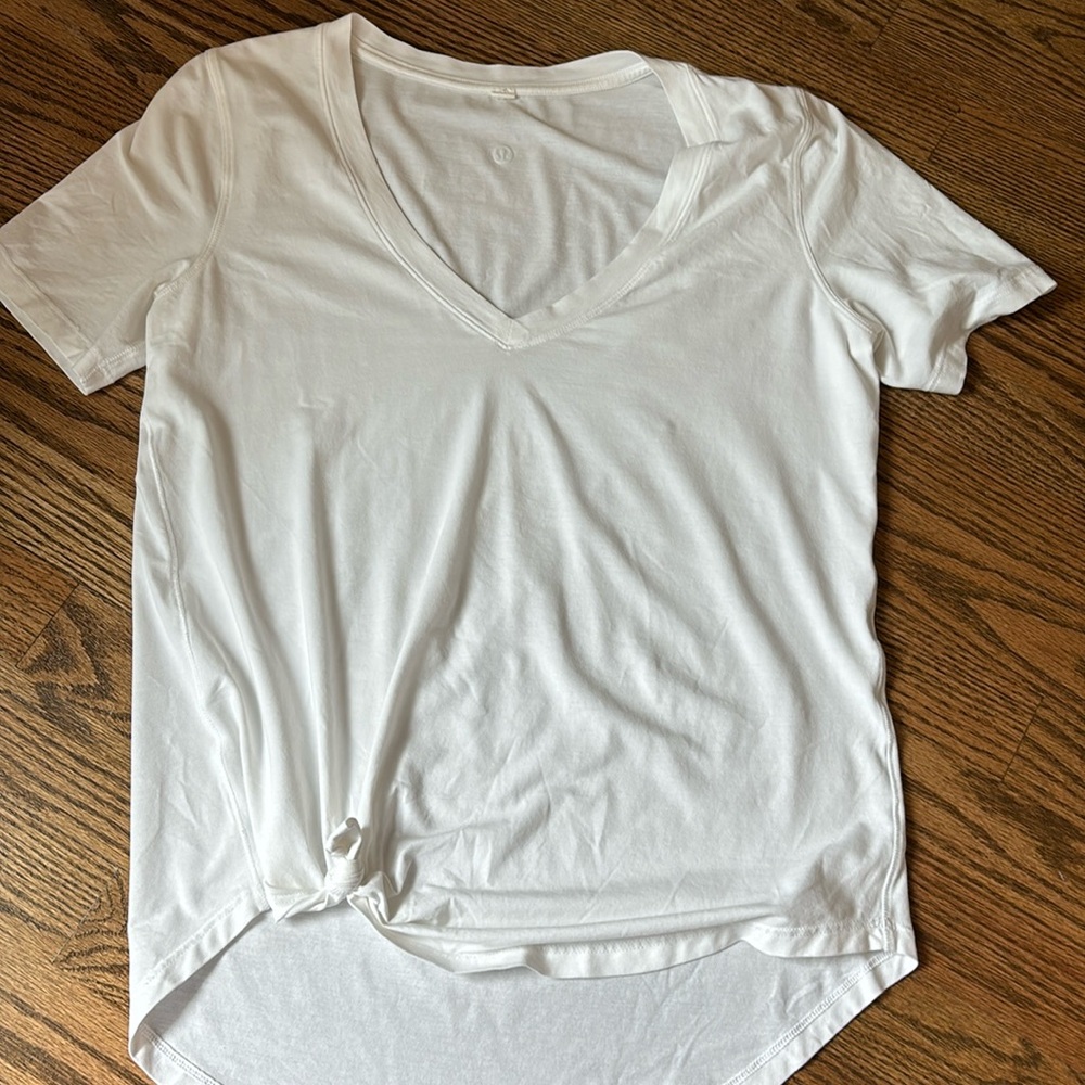 Lululemon white t shirt size 6 (can take the knot out)